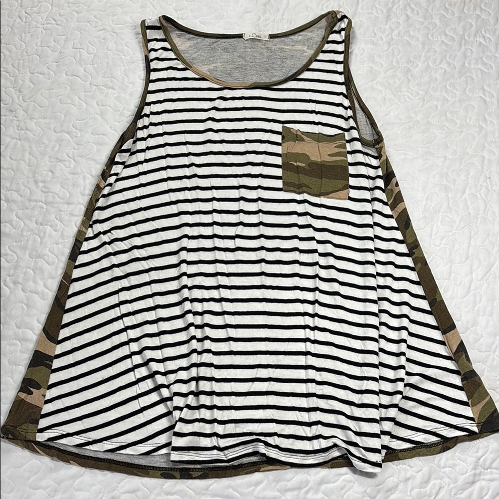 E Luna Black, White, & Camo Relaxed Sleeveless Pocket Tank Top size small
